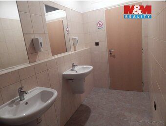 Pronájem kanceláře (16 m²) v administrativní budově na strat