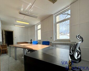 Nabízíme k pronájmu prostornou kancelář o výměře 27,5 m², kt