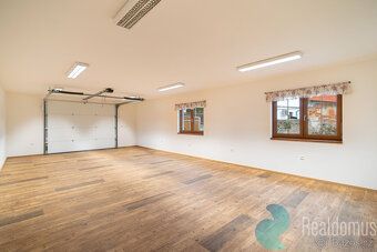 Ve výhradním zastoupení RK Realdomus Vám zprostředkujeme pro
