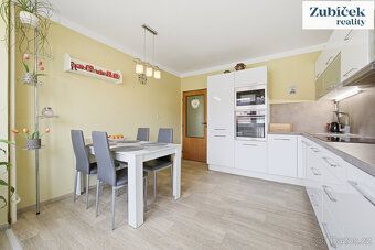 Nabízíme na prodej prostorný rodinný dům o dispozici 5+1 s g