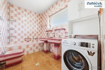 Nabízíme na prodej prostorný rodinný dům o dispozici 5+1 s g