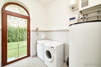 Ev.č. R2253 ID zakázky: R2253
Elegantní samostatná vila je s
