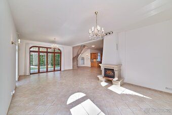Ev.č. R2253 ID zakázky: R2253
Elegantní samostatná vila je s