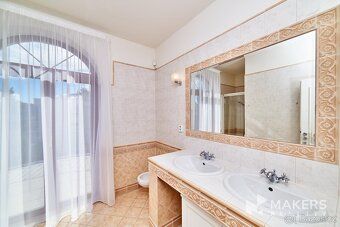 Ev.č. R2254 ID zakázky: R2254
Elegantní samostatná vila je s