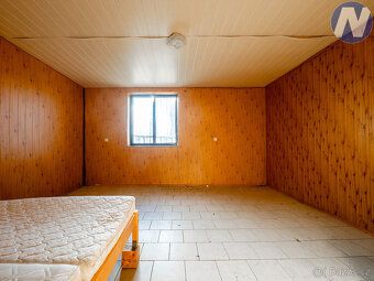 Nabízíme k prodeji rozsáhlý komerční objekt s pozemky o celk