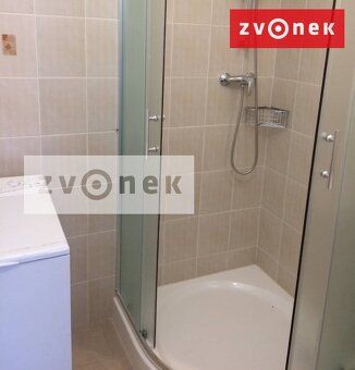 Prostorná bytová jednotka 2+1 je situována v pěkném a klidné