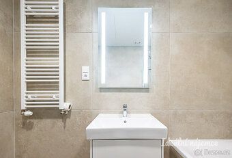 Nabízíme vám k dlouhodobému podnájmu moderní a slunný byt 2+