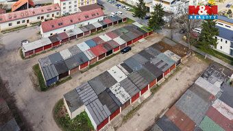 Prodej řadové garáže v centru obce Město Žďár. Jednomístná g