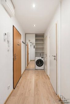 Nabízíme k pronájmu světlý a prakticky řešený byt o dispozic