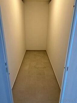 Pronájem krásného nového bytu 1+kk s balkonem a sklepem, Vel