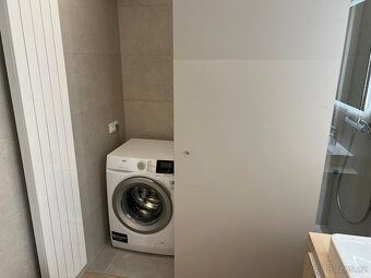 Pronájem krásného nového bytu 1+kk s balkonem a sklepem, Vel