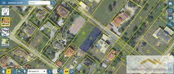 Rovinatý pozemek o výměře 785 m² připravený k výstavbě rodin