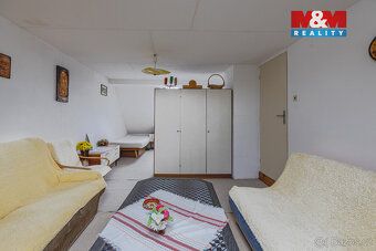 Nabízíme k prodeji prostorný rodinný dům 7+1 v centru obce Z
