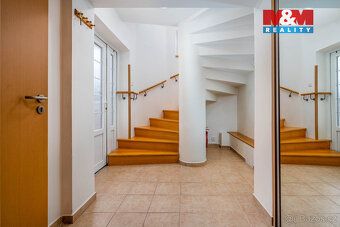 Nabízíme k prodeji prostorný řadový dům o dispozici 4+kk s g