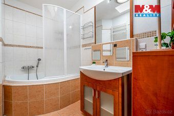 Nabízíme k prodeji prostorný byt o dispozici 4+kk s garáží, 