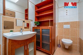 Nabízíme k prodeji prostorný byt o dispozici 4+kk s garáží, 