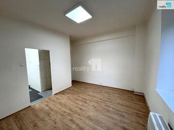 + zálohy na služby 2.000,-Kč/měsíc, elektřina a plyn převede