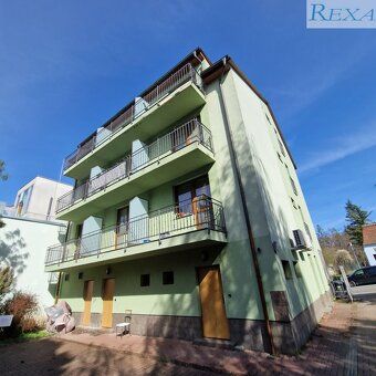 Pronájem prostorného bytu 2KK. Trvalý pobyt lze, parkování n