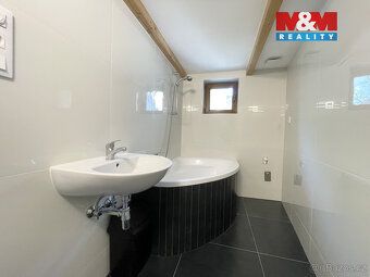 Pronájem prostoru 1+kk (18 m²) v cihlovém domě na Smíchově, 