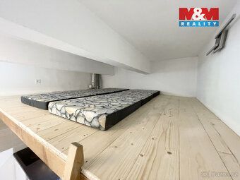 Pronájem prostoru 1+kk (18 m²) v cihlovém domě na Smíchově, 