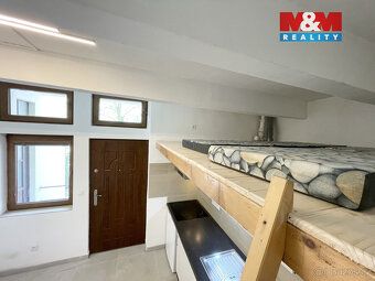 Pronájem prostoru 1+kk (18 m²) v cihlovém domě na Smíchově, 
