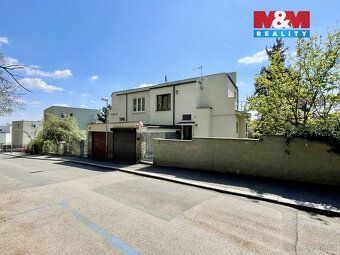 Pronájem prostoru 1+kk (18 m²) v cihlovém domě na Smíchově, 