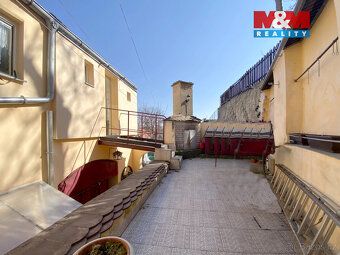 Pronájem bytu 4+1 ve staré zástavbě v historickém centru krá