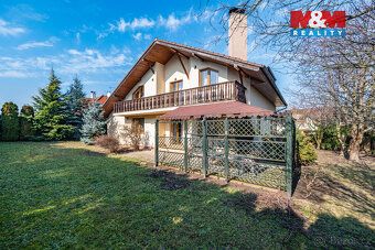 Nabízíme k pronájmu luxusní, plně vybavený rodinný dům o cel