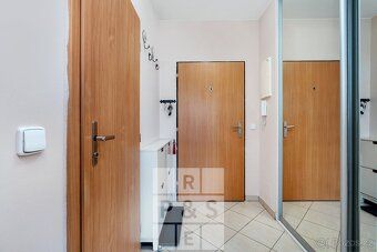 Ev.č. 00245 Nabízíme k pronájmu moderní a světlý byt o dispo