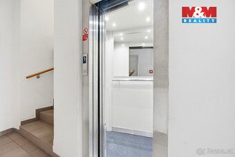 Nabízíme ke koupi ateliér o dispozici 1+kk a celkové výměře 