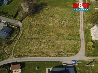 Exkluzivně nabízíme k prodeji prostorný rovinatý pozemek o c