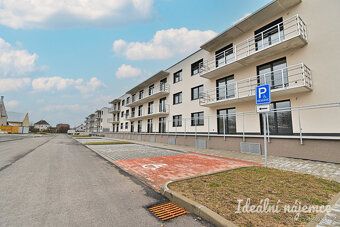 K dlouhodobému podnájmu nabízíme prostorný, útulný a teplý b