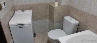 Pronajmu útulný byt 1+kk v cihlové budově s velmi dobrým sta
