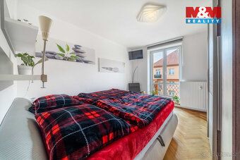 Nabízíme k prodeji světlý a velmi prostorný byt 3+1 o ploše 