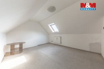 Nabízíme k prodeji prostorný samostatně stojící rodinný dům 