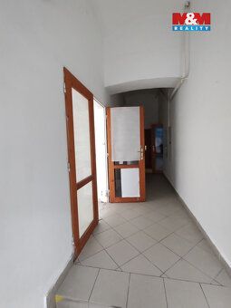Nabízíme k pronájmu komerční prostor o výměře 12 m² v centru