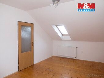 Nabízíme k pronájmu prostorný podkrovní byt 2+1 o výměře 67 