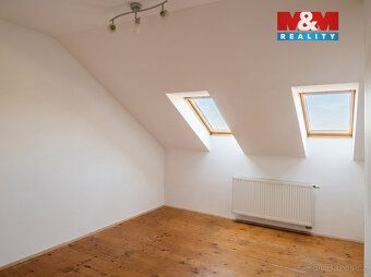 Nabízíme k pronájmu prostorný podkrovní byt 2+1 o výměře 67 