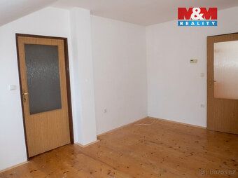Nabízíme k pronájmu prostorný podkrovní byt 2+1 o výměře 67 