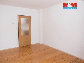 Nabízíme k pronájmu prostorný podkrovní byt 2+1 o výměře 67 