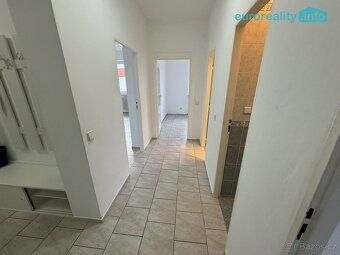 Nabízíme k pronájmu prostorný a světlý byt o dispozici 3+1, 