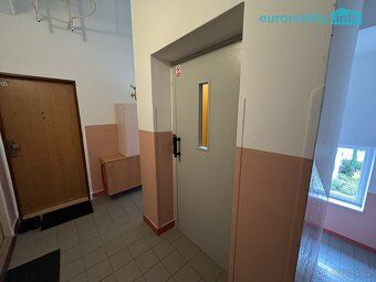 Nabízíme k pronájmu prostorný a světlý byt o dispozici 3+1, 
