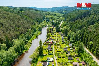 Nabízíme prodej útulné chaty dřevěné konstrukce na zděném zá