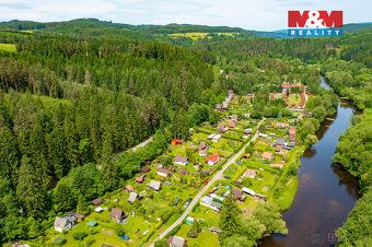 Nabízíme prodej útulné chaty dřevěné konstrukce na zděném zá