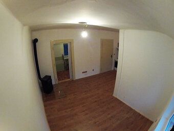 Nabízím k pronájmu 1kk o výměře 30m2 ve zděném domě se zahra