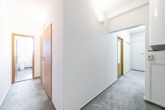 Prostorný pokoj — Borského 663/4, Hlubočepy Hledáte bydlení 