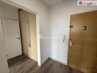 Nájem 10.800 Kč. služby 2900 Kč. Kauce 20.000 Kč. Provize RK