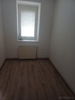 Pronájmu byt 2+1 v malém bytovém domě s velkou zahradou. Nyn