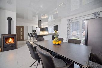 Prodej přízemního rodinného domu 5+1, 200 m², terasa, bazén,