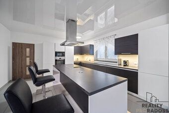 Prodej přízemního rodinného domu 5+1, 200 m², terasa, bazén,